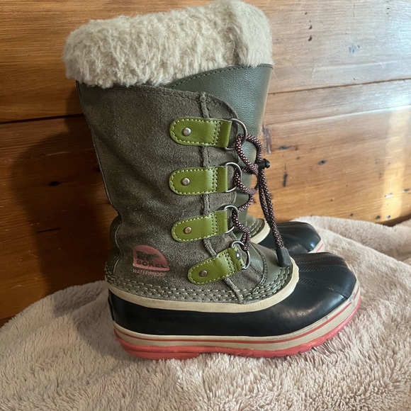 Sorel boots for girls - Picture 2 of 10